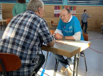 Freiwilligentage 2024: OB Specht im Gespräch bei Schönau spricht