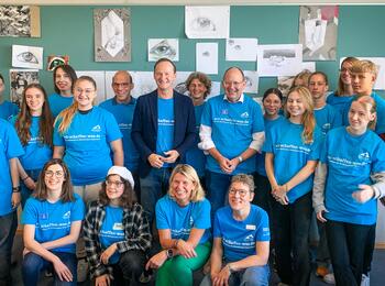 Start der Freiwilligentage in Mannheim mit Oberbürgermeister Christian Specht, Dr. Uwe Liebelt, Vorstandsvorsitzender des Vereins Zukunft Metropolregion Rhein-Neckar (ZMRN e.V.) und Präsident Europäische Verbundstandorte BASF SE, Kirsten Korte, Geschäftsführerin des ZMRN e.V. und den Teilnehmenden beim Projekt „Kreativ für MA“