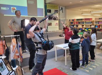 Filmteam begleitet Workshop FAKE NEWS in der Stadtbibliothek