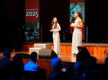 Die Moderatorinnen des Festakts Filmemacherin Merve Uslu-Ersoy und Kugelstoß-Olympiasiegerin Yemisi Ogunleye (von links)