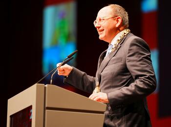 Oberbürgermeister Christian Specht bei seiner Rede im Rahmen des Festakts