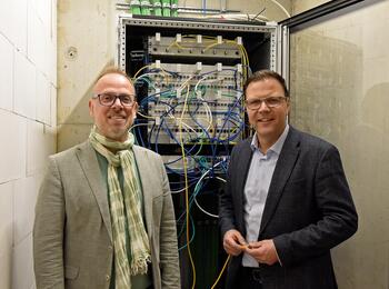 Bildungsbürgermeister Dirk Grunert (l.) und Bürgermeister und IT-Dezernent Dr. Volker Proffen (r.) besuchen die Franklinschule. Sie ist eine von 48 Mannheimer Schulen, die inzwischen an das Glasfasernetz angeschlossen sind.