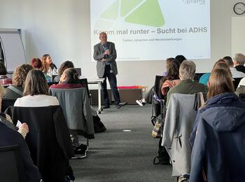 Erfolgreiche Fachtagung zu AD(H)S und Sucht in Mannheim - Dr. Peter Schäfer, Leiter des Fachbereichs Jugendamt und Gesundheitsamt begrüßt die Teilnehmenden