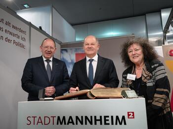 Bundeskanzler Olaf Scholz trägt sich in das Goldene Buch ein