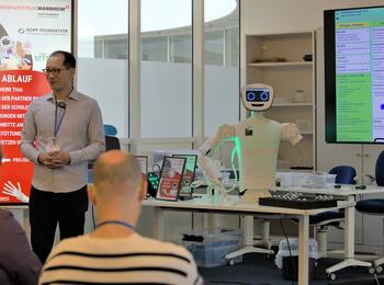 Humanoide Robotik im Stadtmedienzentrum