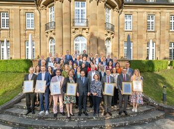 Europapreis-Verleihung vor der Villa Reitzenstein