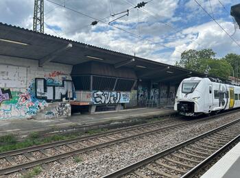 Der Neckarauer Bahnhof wird jeden Tag von einer Vielzahl an Pendlern genutzt, insbesondere auch von Schülerinnen und Schülern.