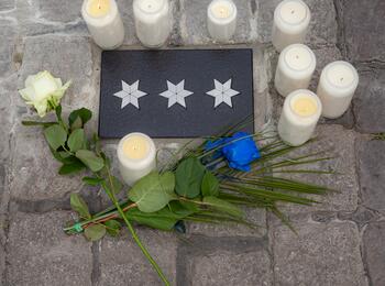 Die Gedenkplatte für Rouven Laur