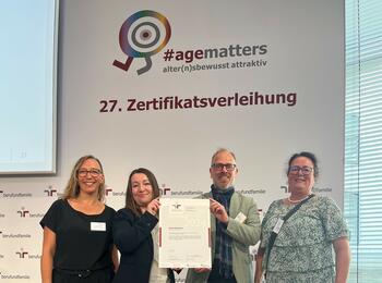 Bürgermeister Dirk Grunert,  Monika Mieczkowska, audit Projektleitung der Stadt Mannheim, und die beiden Auditorinnen