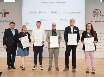 Bürgermeister Dirk Grunert bei der Zertifikatsübergabe des audit berufundfamilie