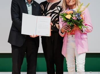 OB Christian Specht übergibt Urkunde an Lucy-Marie Chowanietz und Noemi Tretter stellvertretend für den Transtreff-Mannheim