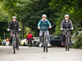 Bürgermeister und Sicherheitsdezernent Dr. Volker Proffen (Mitte) begleitete eine Tour des Ordnungsdienstes mit dem Fahrrad, um sich einen aktuellen Eindruck von der Arbeit der Mitarbeiter zu verschaffen.