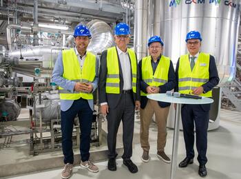 Ministerpräsident Winfried Kretschmann besucht erste Flusswärmepumpe von MVV in Mannheim