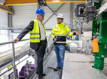 Ministerpräsident Winfried Kretschmann besucht erste Flusswärmepumpe von MVV in Mannheim (02)