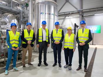 Ministerpräsident Winfried Kretschmann besucht erste Flusswärmepumpe von MVV in Mannheim (01)