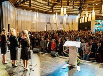 Einbürgerungsfeier 2025 - Singen der Nationalhymne
