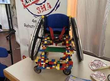 Ein Rollstuhl der 4ma 3ma Rehatechnik