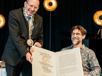 Oberbürgermeister Specht übergibt die Bertha-und-Carl-Benz-Preis-Urkunde ab Fabian Dirla