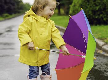 Kind mit Regenschirm