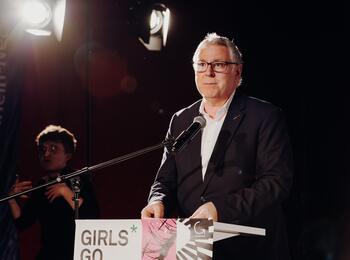 Bürgermeister Thorsten Riehle bei der Preisverleihung von GIRLS GO MOVIE 2025