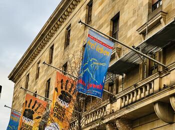 Fahnenaktion Tag gegen Gewalt an Frauen