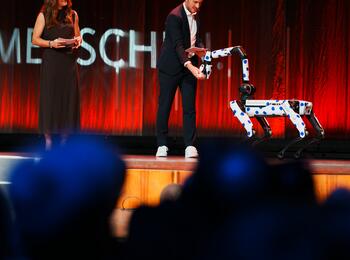 Die Moderation des Festakts Hockey-Nationalspielerin Sonja Zimmermann und Prof. Dr.-Ing. Oliver Wasenmüller, Professor an der Fakultät für Elektrotechnik an der Technischen Hochschule Mannheim, zusammen mit Roboterhündin Grace.
