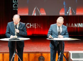 Prof. Dr. Klaus Blettner, Oberbürgermeister der Stadt Ludwigshafen, und Oberbürgermeister Christian Specht unterzeichnen die Verträge zur Gründung der „Brückenbaugesellschaft Ludwigshafen-Mannheim“