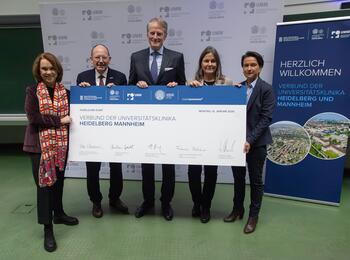 Petra Olschowski, Ministerin für Wissenschaft, Forschung und Kunst Baden-Württemberg, Oberbürgermeister Christian Specht, Prof. Dr. Hanns-Peter Knaebel, Vorstandsvorsitzender Universitätsklinikum Heidelberg, Prof. Dr. Frauke Melchior, Rektorin Ruprecht-Karls-Universität Heidelberg, Sandra Henek, Kaufmännische Geschäftsführerin Universitätsklinikum Mannheim und (v.l.)
