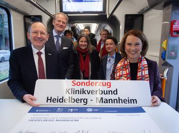 Oberbürgermeister Christian Specht, Prof. Dr. Hanns-Peter Knaebel, Vorstandsvorsitzender Universitätsklinikum Heidelberg, Prof. Dr. Frauke Melchior, Rektorin Ruprecht-Karls-Universität Heidelberg, Sandra Henek, Kaufmännische Geschäftsführerin Universitätsklinikum Mannheim und Petra Olschowski, Ministerin für Wissenschaft, Forschung und Kunst Baden-Württemberg (v.l.)