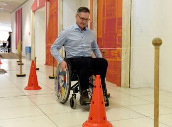 Bürgermeister Ralf Eisenhauer beim Selbsterfahrungsparcours mit Rollstuhl