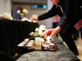 Menschen beim Kerzenaufstellen