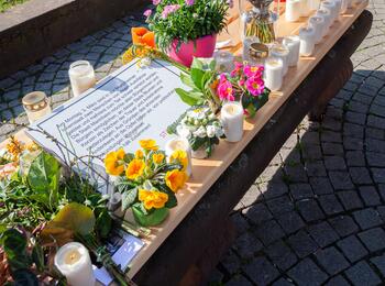 Gedenken an Amokfahrt: Blumen und Kerzen am Paradeplatz