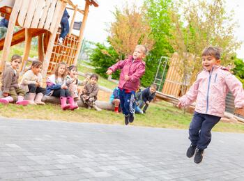 Kinder spielen
