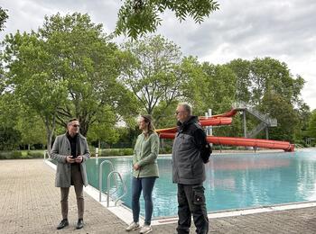 Bürgermeister Eisenhauer bei Eröffnung der Freibadsaison 2026