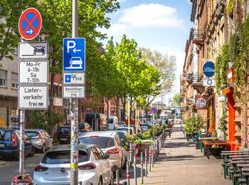 Parkende Autos in der Jungbuschstraße