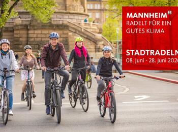 Fünf Fahrradfahrende am Wasserturm