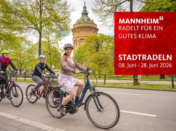 Drei Radfahrerinnen auf Radweg am Wasserturm