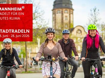 Vier Radfahrende auf altem Messplatz