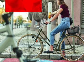 Radfahrerin wartend an Ampel