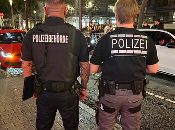 Beamten der Ermittlungsgruppe Poser des Polizeipräsidiums Mannheim führten gemeinsam mit Einsatzkräften des städtischen Ordnungsdienstes in der Mannheimer Innenstadt Kontrollen durch.