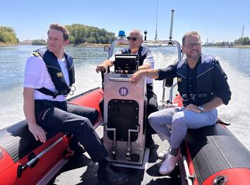 v.l.n.r. Feuerwehr-Kommandant Thomas Näther, Bernd Reuther (Leiter Sondergruppe Feuerlöschboot) und Sicherheitsbürgermeister Dr. Volker Proffen bei der ersten Fahrt mit dem neuen Boot