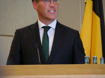 Stv. Ministerpräsident und Innenminister Manuel Hagel MdL bei der Verleihung der Rettungsmedaille an Muhammad Afzal