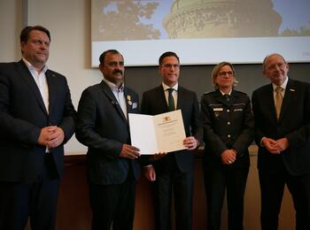 Landtagsabgeordneter Boris Weirauch MdL, der Geehrte Muhammad Afzal, Stv. Ministerpräsident und Innenminister Manuel Hagel MdL, Polizeipräsidentin Ulrike Schäfer und Oberbürgermeister Christian Specht