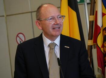 Oberbürgermeister Christian Specht bei der Verleihung der Rettungsmedaille an Muhammad Afzal