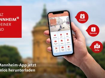 Hand mit Mannheim App im Hintergrund der Wasserturm