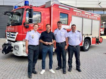 v.l.n.r.: Feuerwehrkommandant Thomas Näther, Sicherheitsbürgermeister Dr. Volker Proffen, Simon Berger (Wachbereichsleiter Süd) und Simon Heil (Abteilungskommandant FF Innenstadt)
