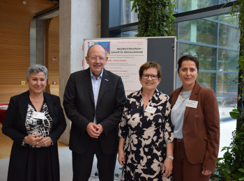 Zahra Deilami, Gleichstellungsbeauftragte der Stadt Mannheim, Oberbürgermeister Christian Specht, Prof. Dr. Sylvia Schraut, Isabella Fambach aus dem Team der Gleichstellungsbeauftragten