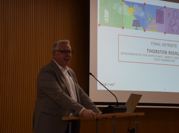 Bürgermeister Thorsten Riehle bei seiner Keynote