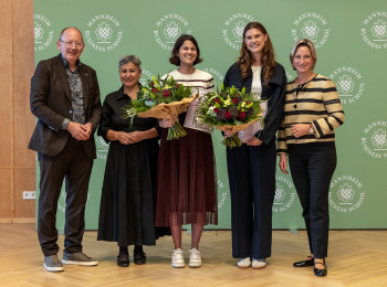 Oberbürgermeister Christian Specht, Zahra Deilami, Gleichstellungsbeauftragte der Stadt Mannheim, die Preisträgerinnen Dr. Leah Zimmerer und Dr. Victoria Meil sowie Dr. Nicole Hoffmeister-Kraut, Ministerin für Wirtschaft, Handwerk und Tourismus des Landes Baden-Württemberg (v.l.n.r.)