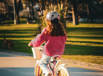 Fahranfängerin auf dem Fahrrad